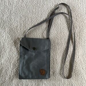 Gray Fjallraven Pocket